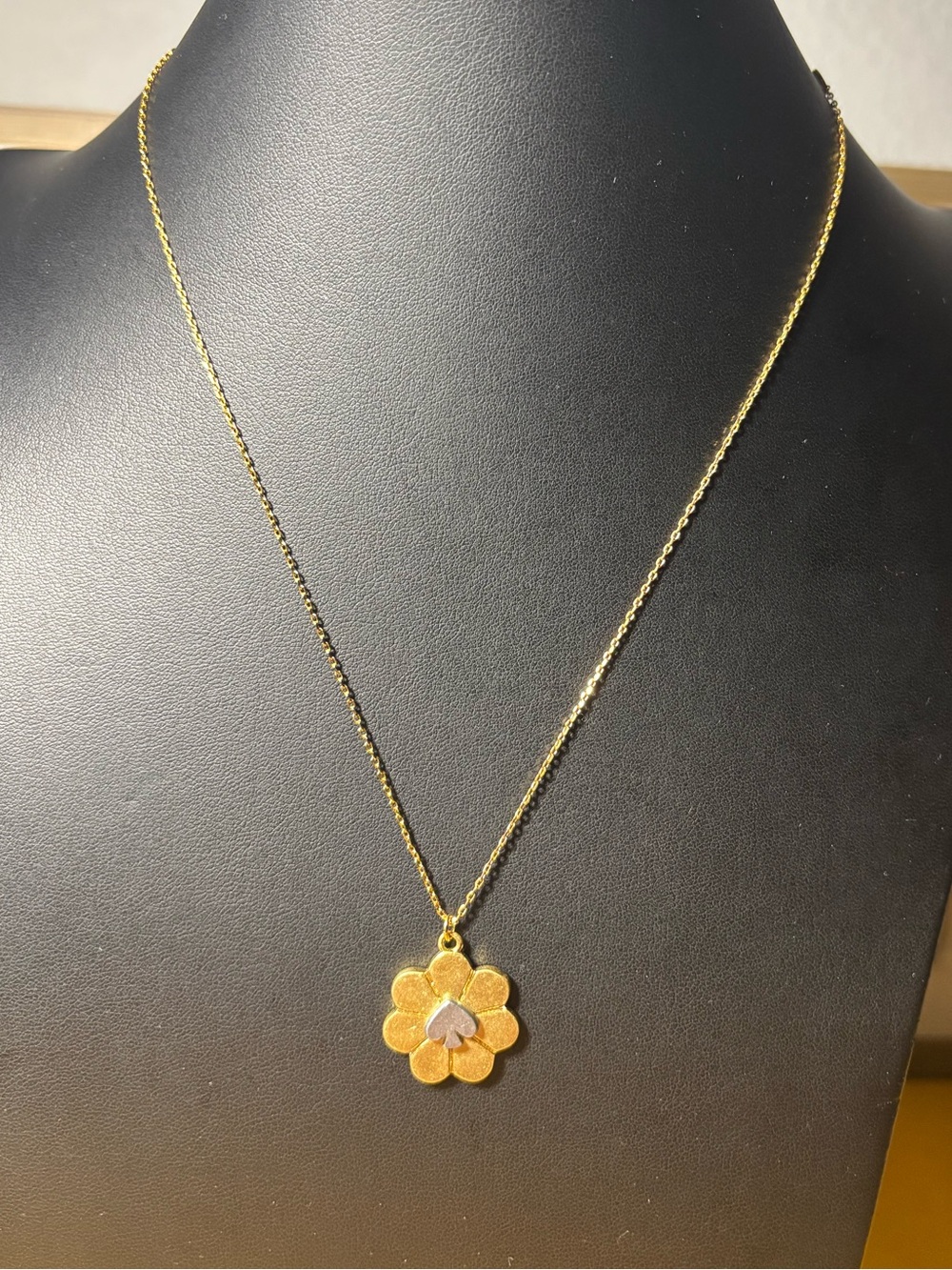 Kate Spade Flower Pendant Necklace - Women Jewelry. Vintage style